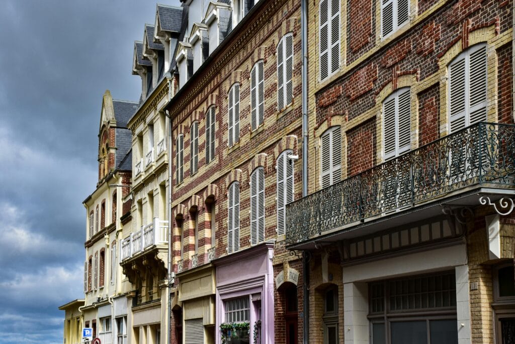 طراحی نمای ساختمان سنتی؛ تلفیق اصالت و زیبایی در معماری ایرانی - pexels axp photography 500641970 27419815 مزایای استفاده از طراحی نمای ساختمان سنتی