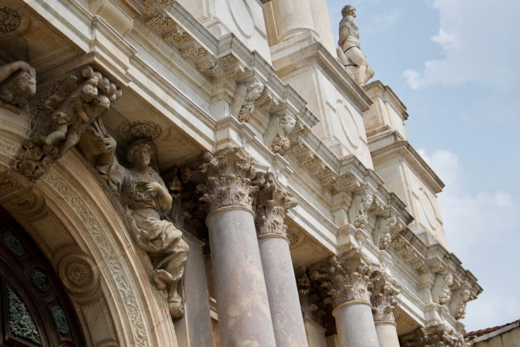 طراحی نمای ساختمان سنتی؛ تلفیق اصالت و زیبایی در معماری ایرانی - pexels bianka becsi 2148506831 33551031 استفاده از فناوریهای نوین در طراحی نمای ساختمان سنتی