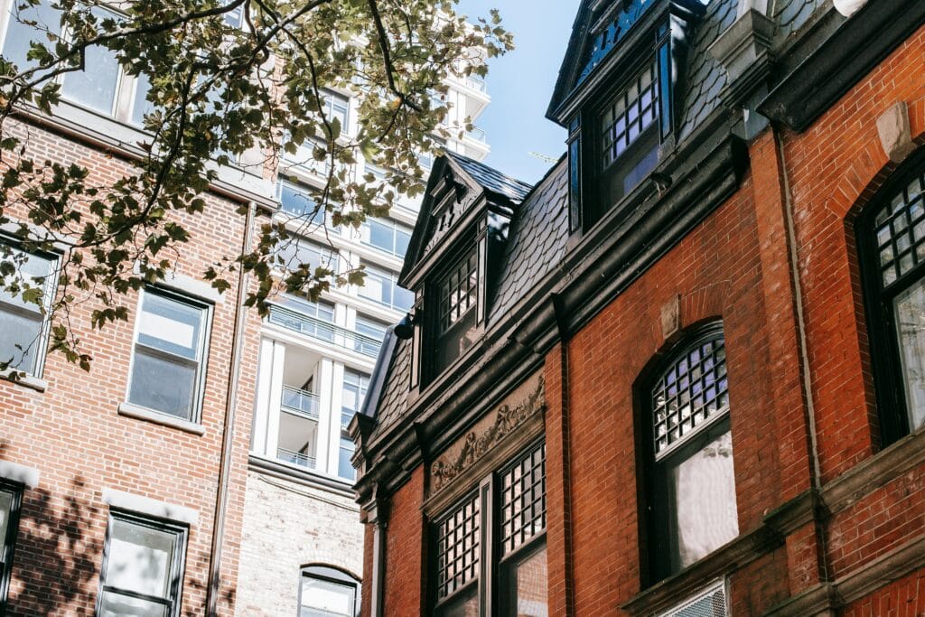 طراحی نمای ساختمان سنتی؛ تلفیق اصالت و زیبایی در معماری ایرانی - pexels charles parker 5847361 طراحی نمای ساختمان سنتی در آپارتمانهای شهری