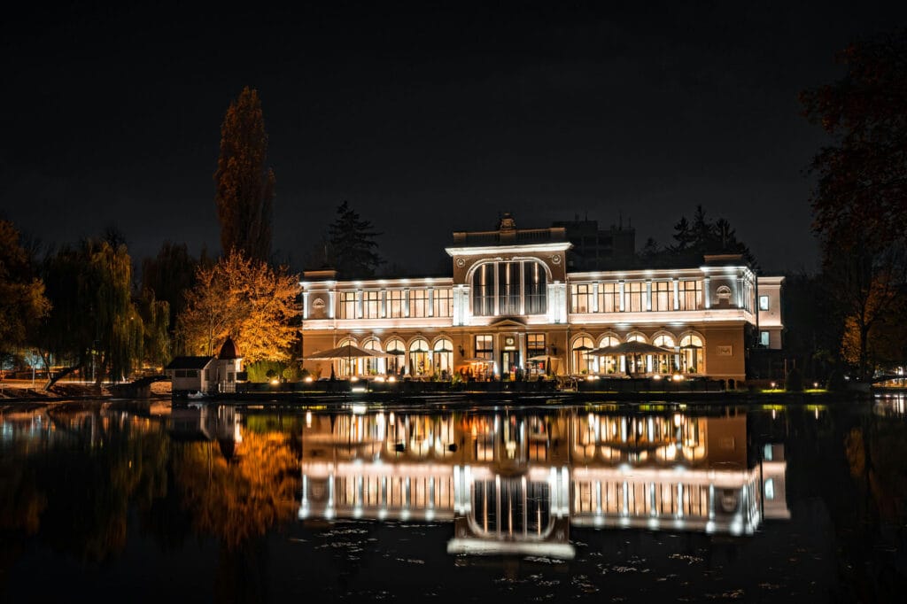 نمونه نمای ساختمان لوکس | راهنمای جامع طراحی و انتخاب بهترین نمای لاکچری - pexels chetanvlad 3195642 انواع سبکهای نمای لوکس