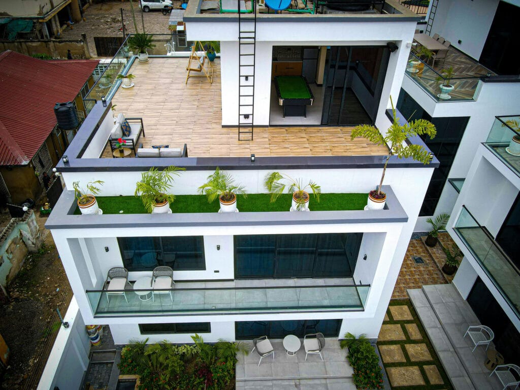 جنس مصالح در نمای ساختمان تجاری با روف گاردن