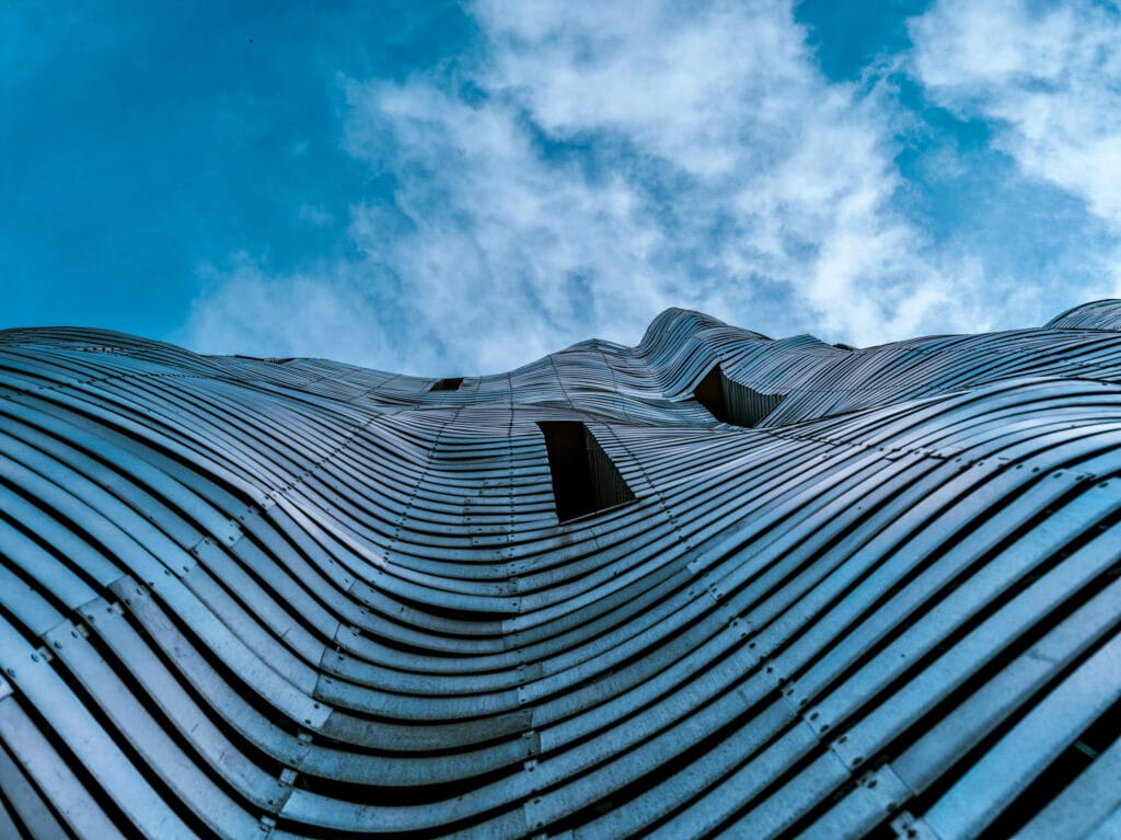 نمای ساختمان با آهن – انتخابی مدرن، مقاوم و خیرهکننده - pexels egorkomarov 12702942 نگهداری و مراقبت از نمای آهنی