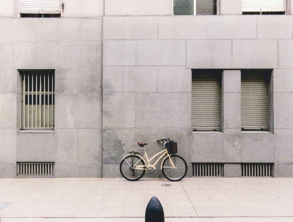 تفاوت سنگ تراورتن با دیگر سنگ‌های ساختمانی در نمای مدرن