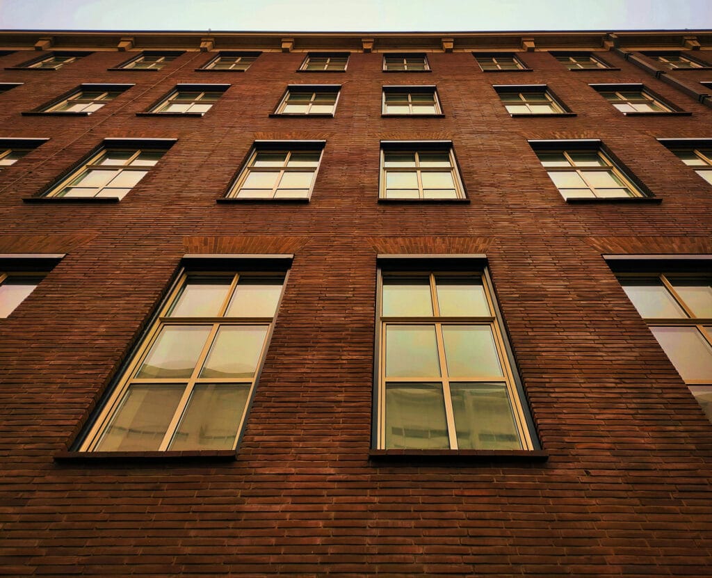 نمای ساختمان با رنگ قهوهای | راز طراحی حرفهای و لوکس در ایران - pexels fra890 11318866 تأثیر رنگ قهوهای در ارزشگذاری ملک