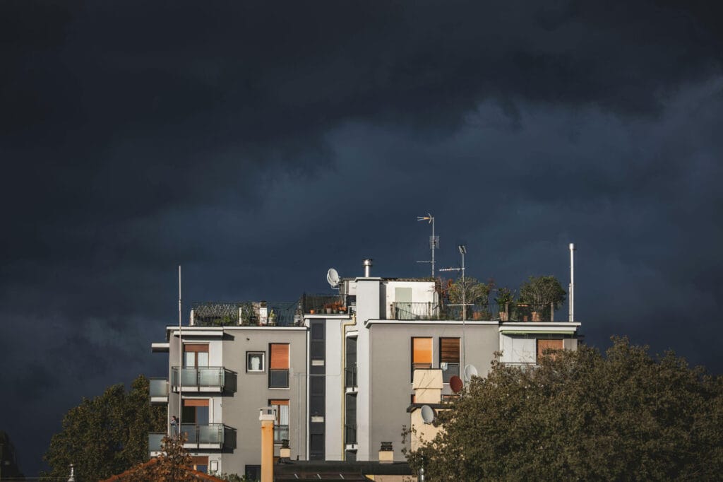 استانداردها و ضوابط اجرایی نمای تجاری و روف گاردن در ایران