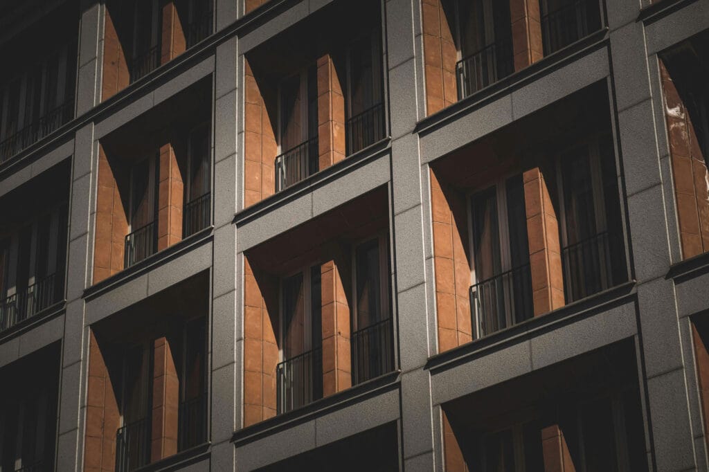 نقشه نمای ساختمان مدرن؛ طراحی، اصول و ایدههای جذاب برای نمایی خاص - pexels francesco ungaro 7359206 عوامل مؤثر در طراحی نقشه نمای ساختمان مدرن