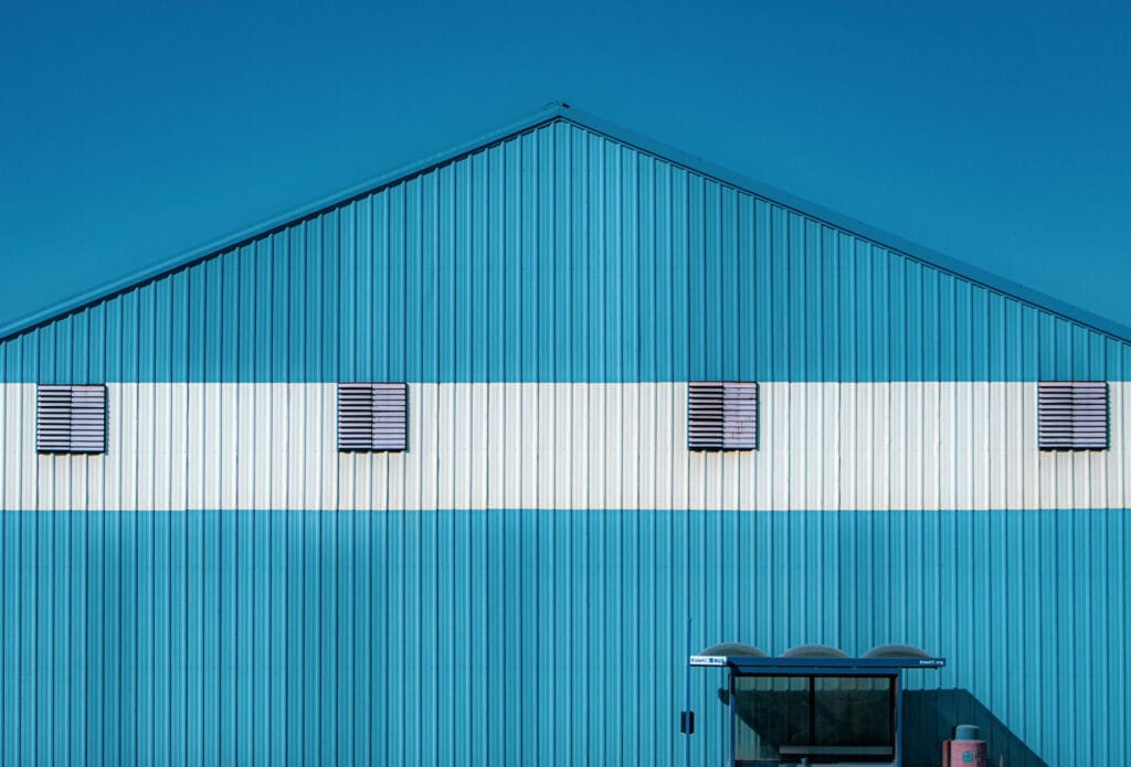 نمای ساختمان با آهن – انتخابی مدرن، مقاوم و خیرهکننده - pexels giancarlo rojas 2002126 5660082 مقایسه نمای ساختمان با آهن با سایر نماها