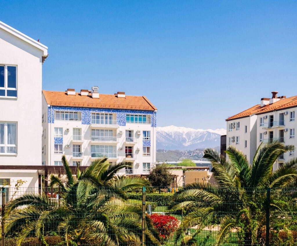 نمونه نمای ساختمان لوکس | راهنمای جامع طراحی و انتخاب بهترین نمای لاکچری - pexels igor starkov 233202 2356336 طراحی نمای لوکس برای ویلاها