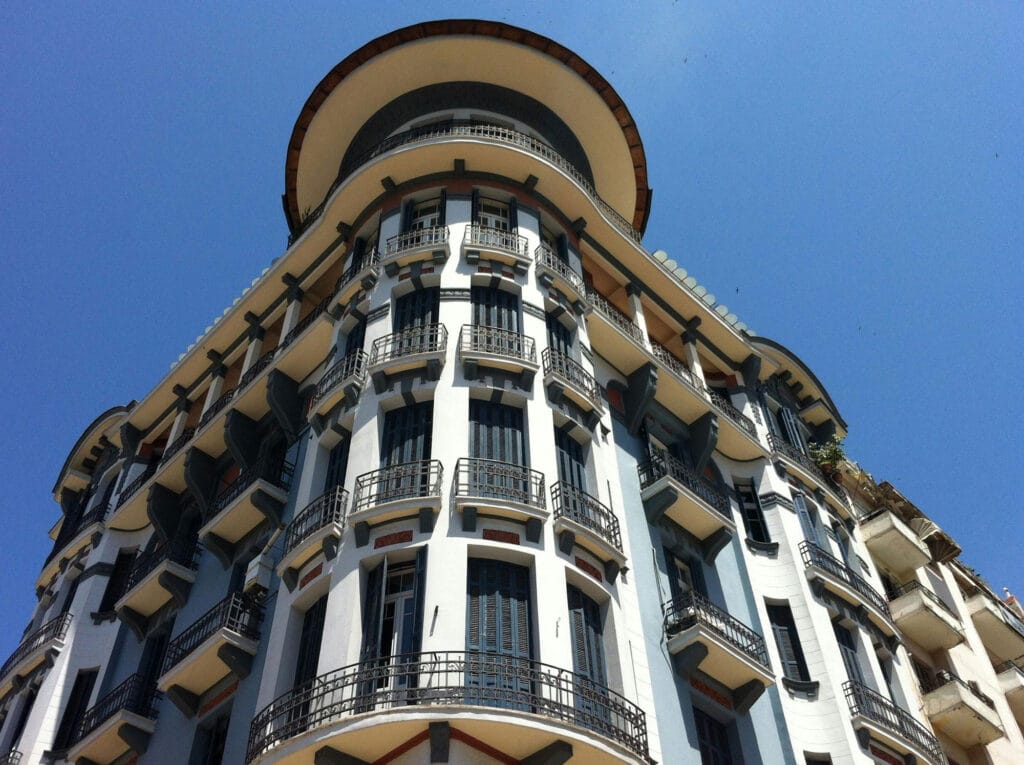 نمای ساختمان با آهن – انتخابی مدرن، مقاوم و خیرهکننده - pexels iris 29503035 نمای ساختمان با آهن در ساختمانهای مسکونی