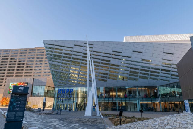 نمای ساختمان با شیشه رفلکس؛ نقطه عطفی در معماری مدرن