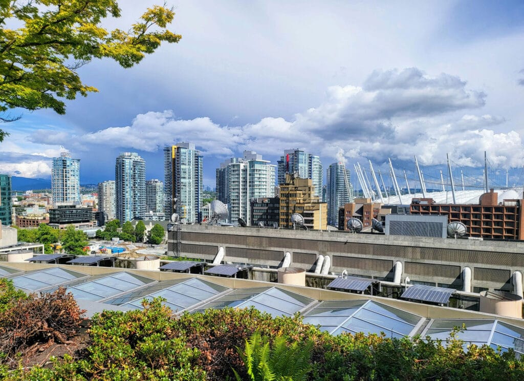 مطالعه موردی: نمونه‌هایی از نمای ساختمان تجاری با روف گاردن در ایران