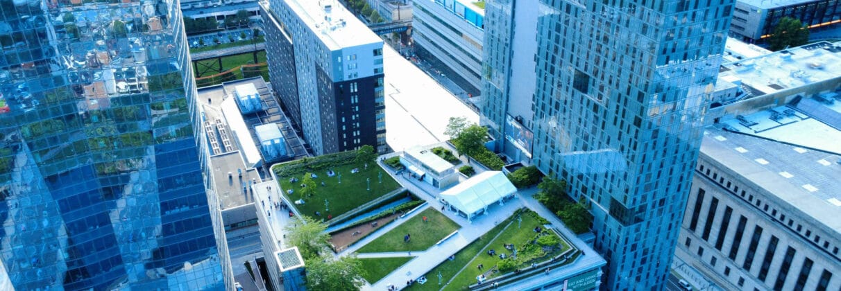 نمای ساختمان تجاری با روف گاردن؛ ترکیبی از زیبایی، کارایی و پایداری