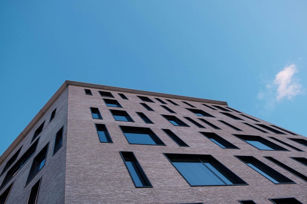 نقشه نمای ساختمان مدرن؛ طراحی، اصول و ایدههای جذاب برای نمایی خاص - pexels laura paredis 1047081 15316913 اشتباهات رایج در طراحی نقشه نمای ساختمان مدرن