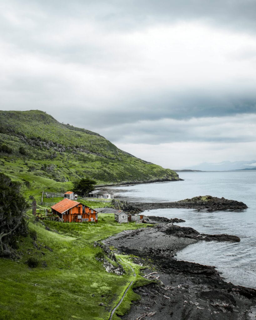 نمای ساختمان در کنار دریا؛ راهنمای کامل طراحی، متریال و چالش‌ها