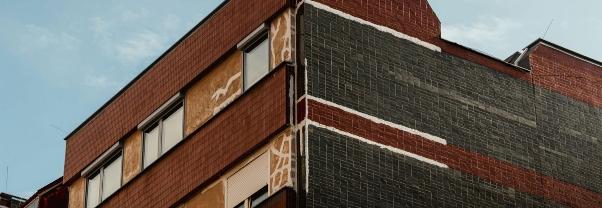 نمای ساختمان با رنگ قهوه‌ای | راز طراحی حرفه‌ای و لوکس در ایران