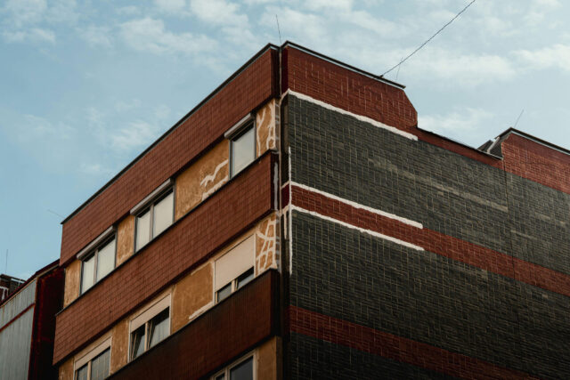 نمای ساختمان با رنگ قهوه‌ای | راز طراحی حرفه‌ای و لوکس در ایران