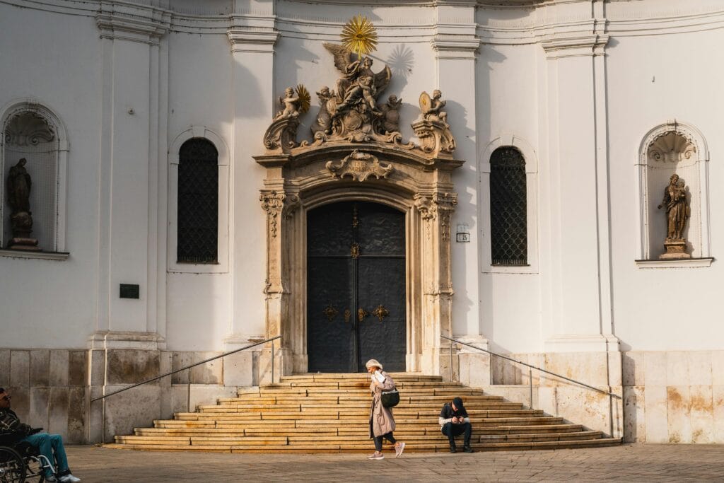 طراحی نمای ساختمان سنتی؛ تلفیق اصالت و زیبایی در معماری ایرانی - pexels lukas kosc 525097851 34447753 نکات کلیدی در اجرای موفق طراحی نمای ساختمان سنتی