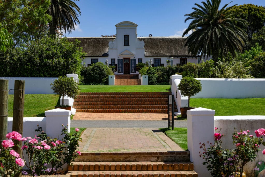 نمای ساختمان باغ ساده: مقدمهای بر زیبایی طبیعت و معماری - pexels magda ehlers pexels 34515225 ترکیب متریالهای مختلف در نمای ساختمان باغ ساده