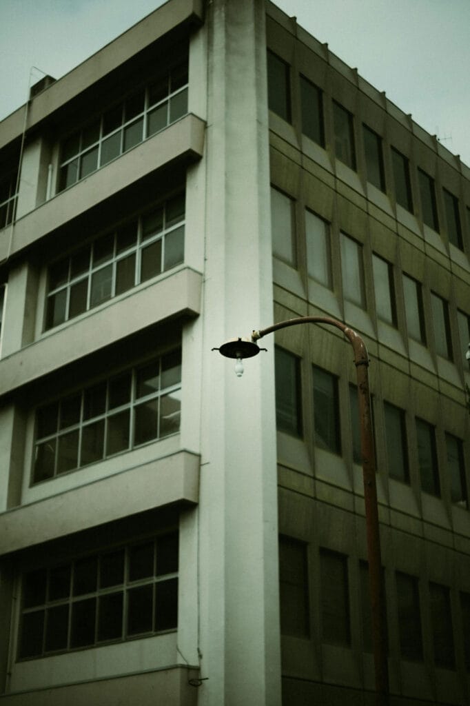 نمای ساختمان چهار طبقه زیبا؛ شاهکار معماری در چهار طبقه - pexels mak jp 107017486 18885520 نمای ساختمان چهار طبقه زیبا؛ شاهکار معماری در چهار طبقه