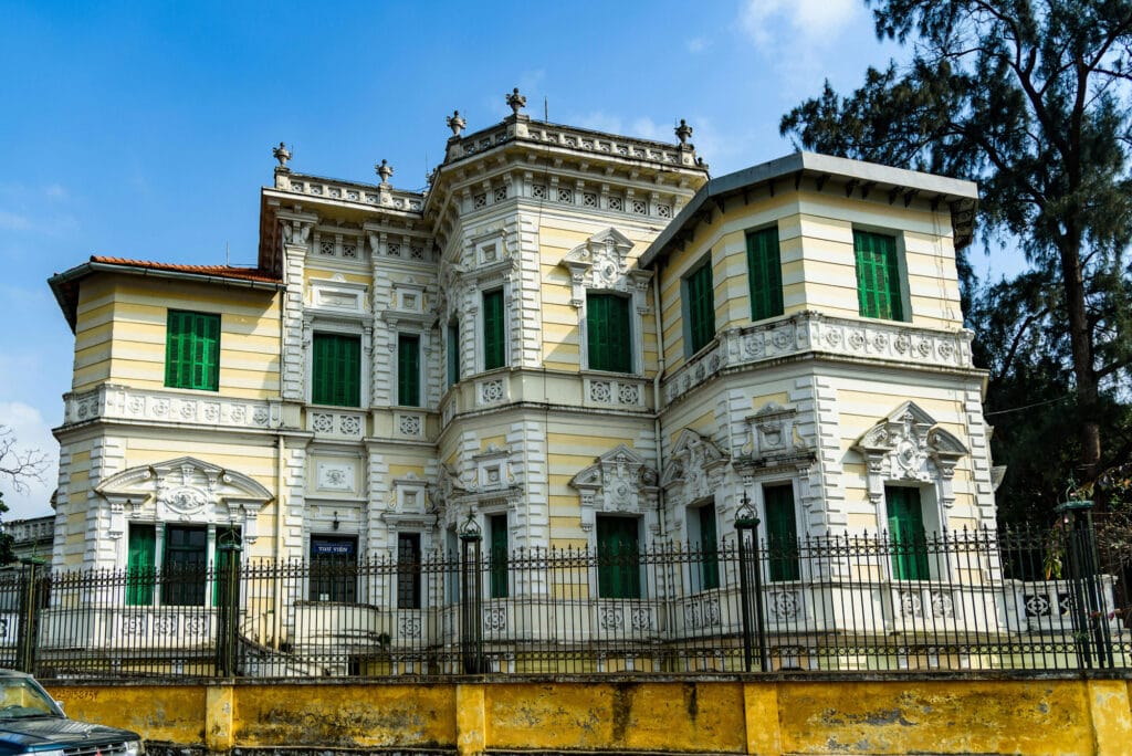 ایده نمای ساختمان لوکس – طراحی خاص برای ساختمانی متفاوت - pexels marcus nguyen 328033 923900 نقش نورپردازی در نمای ساختمان لوکس