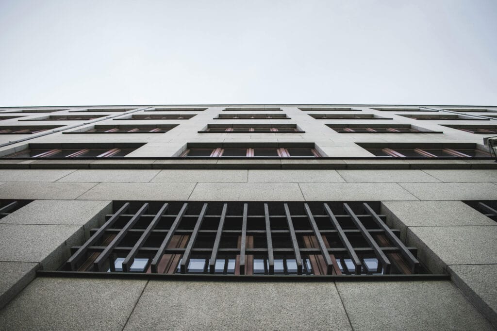 نمای ساختمان با رنگ خاکستری: انتخابی مدرن و ماندگار - pexels mayday 2098781 تأثیر اقلیم و شرایط محیطی بر ماندگاری رنگ خاکستری در نما