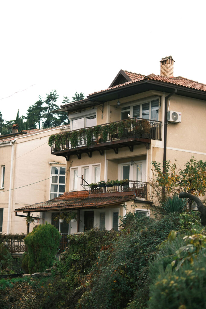 بهترین ایده‌ها برای طراحی نمای ساختمان باغچه دار مدرن و چشم‌نواز