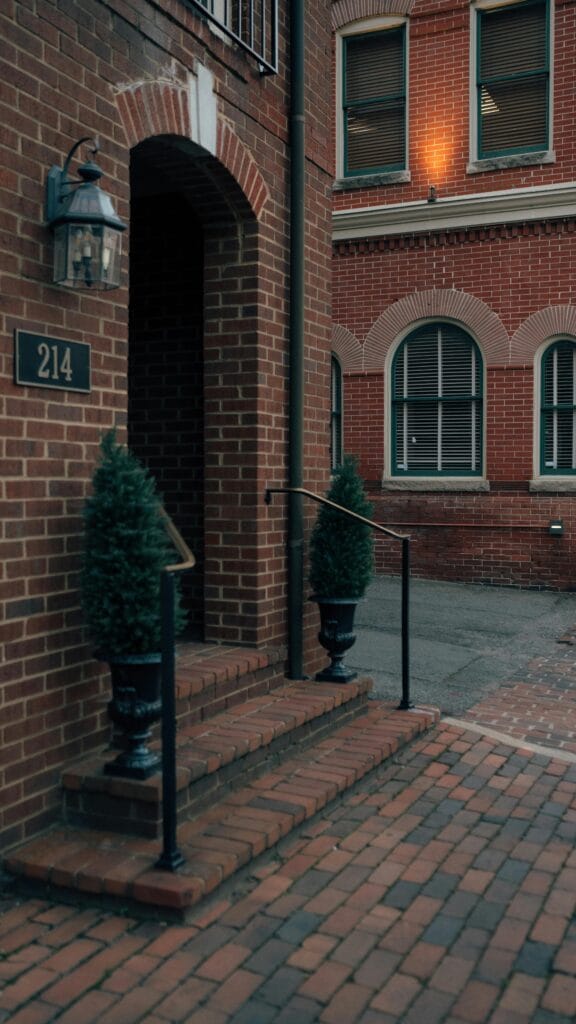 طراحی نمای ساختمان سنتی؛ تلفیق اصالت و زیبایی در معماری ایرانی - pexels onbab 26546605 طراحی نمای ساختمان سنتی؛ تلفیق اصالت و زیبایی در معماری ایرانی