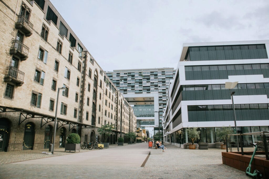 نقشه نمای ساختمان مدرن؛ طراحی، اصول و ایدههای جذاب برای نمایی خاص - pexels pham ngoc anh 170983008 28124694 استفاده از نرمافزارهای طراحی در نقشه نمای ساختمان مدرن