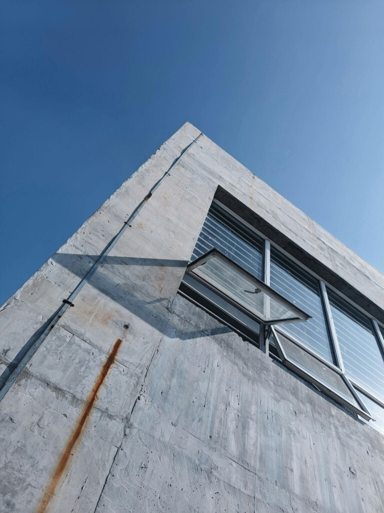 نمای ساختمان با بتن اکسپوز: انتخابی مدرن، ماندگار و چشم‌نواز