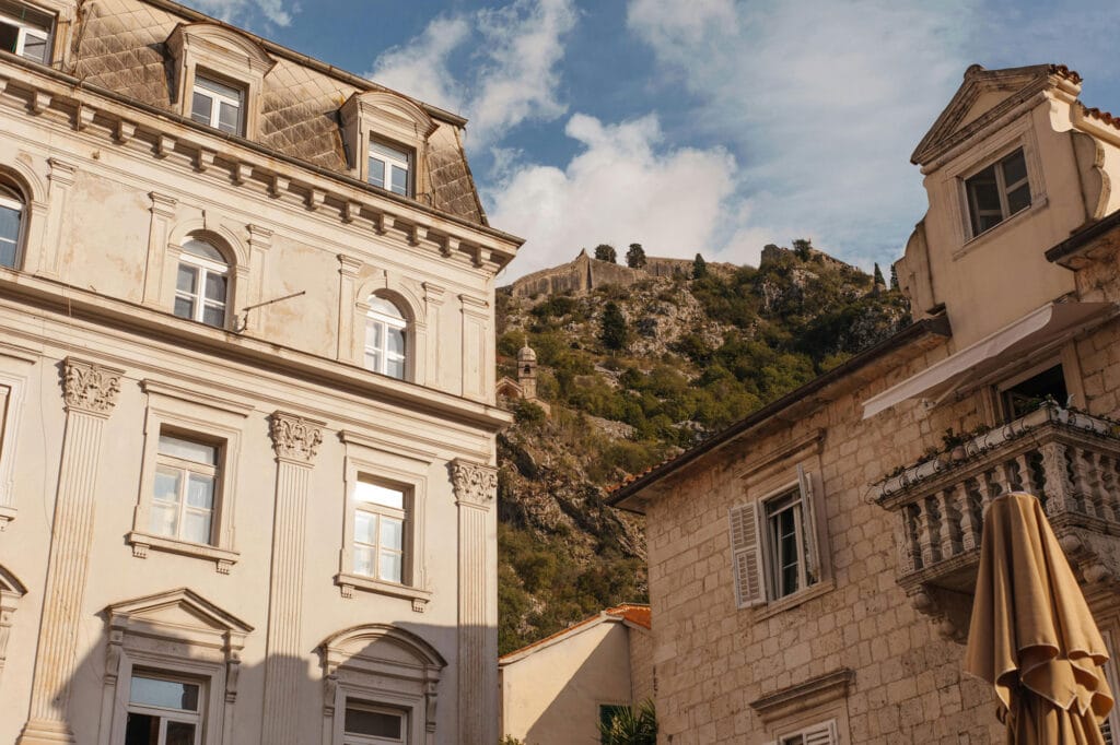 نمای ساختمان چهار طبقه زیبا؛ شاهکار معماری در چهار طبقه - pexels roman odintsov 5667838 طراحی نمای ساختمان چهار طبقه زیبا در مناطق شمالی و جنوبی ایران