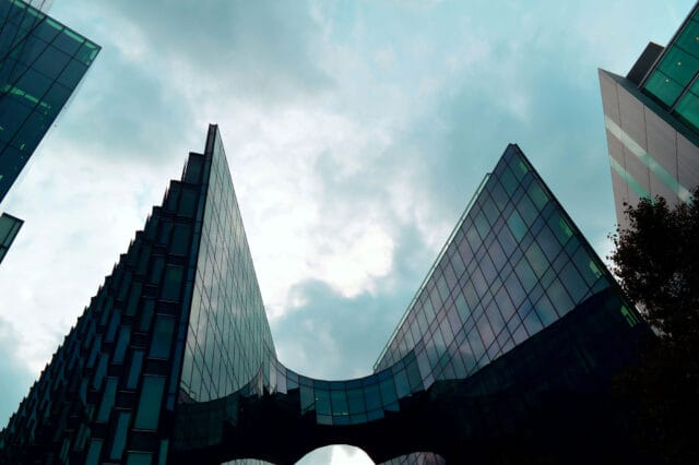 نمای ساختمان اداری مدرن؛ طراحی هوشمند برای آیندهی معماری شهری - pexels sevenstormphotography 572430 نمای ساختمان اداری مدرن؛ طراحی هوشمند برای آیندهی معماری شهری