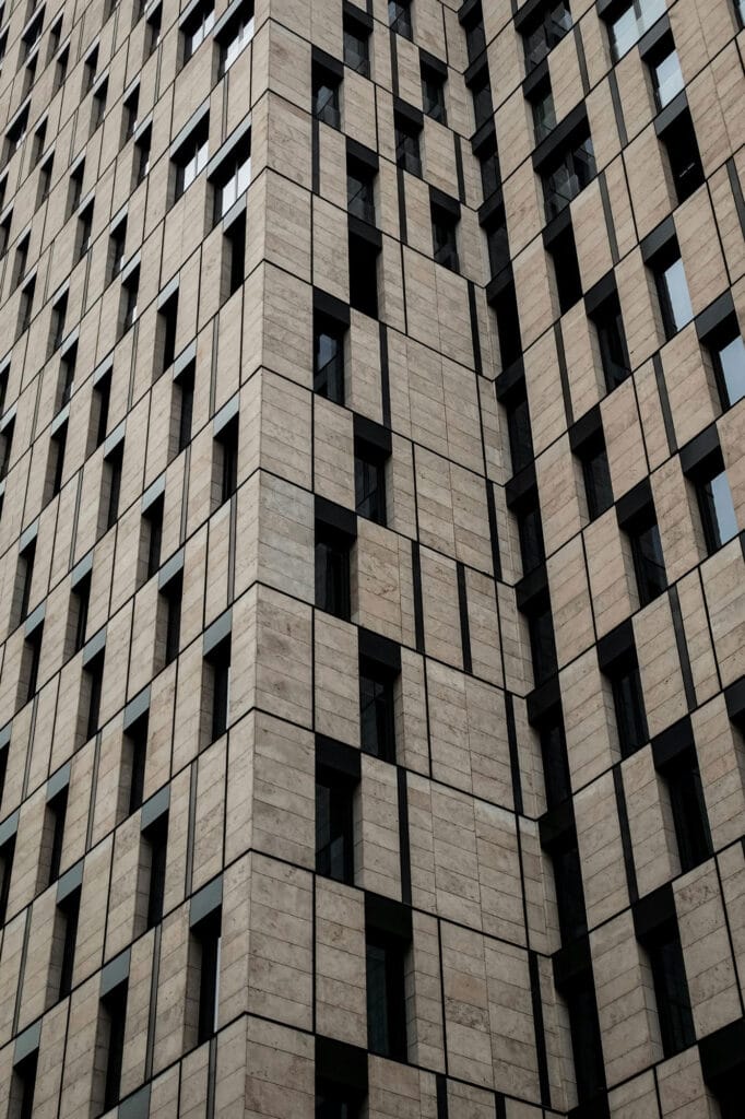 نمای ساختمان مدرن با سنگ تراورتن؛ انتخابی لوکس، بادوام و خیره‌کننده برای معماری معاصر