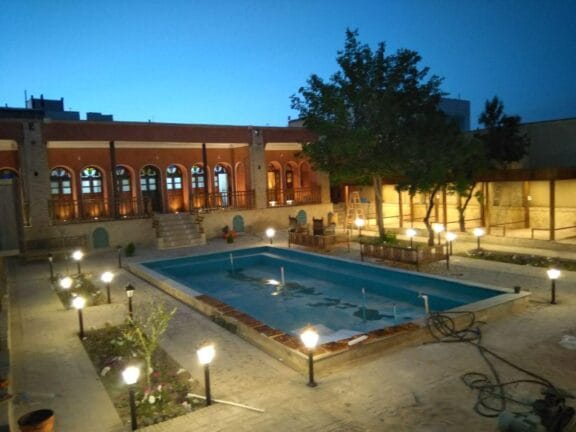 خرید آجر آذرخش در گلپایگان | انتخابی ماندگار برای شهری با هویت معماری گلی و آجری