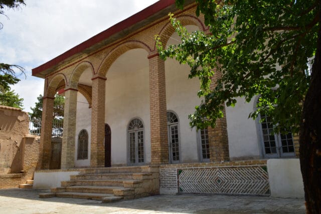 راهنمای خرید آجر آذرخش در شاهرود | انتخابی مقاوم برای اقلیم خاص و سبک معماری کویری–کوهستانی