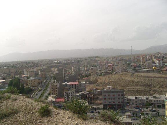 راهنمای خرید آجر آذرخش در فیروزکوه | مقاوم‌ترین انتخاب برای اقلیم سرد کوهستانی