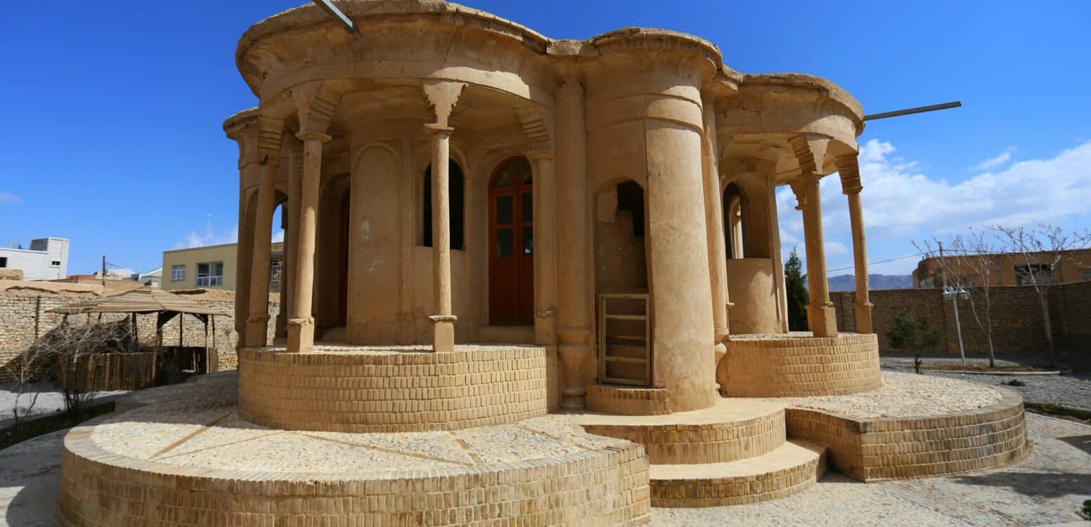 راهنمای خرید آجر آذرخش در آباده | انتخابی مقاوم برای اقلیم گرم و معماری اصیل
