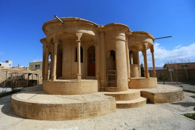 راهنمای خرید آجر آذرخش در آباده | انتخابی مقاوم برای اقلیم گرم و معماری اصیل