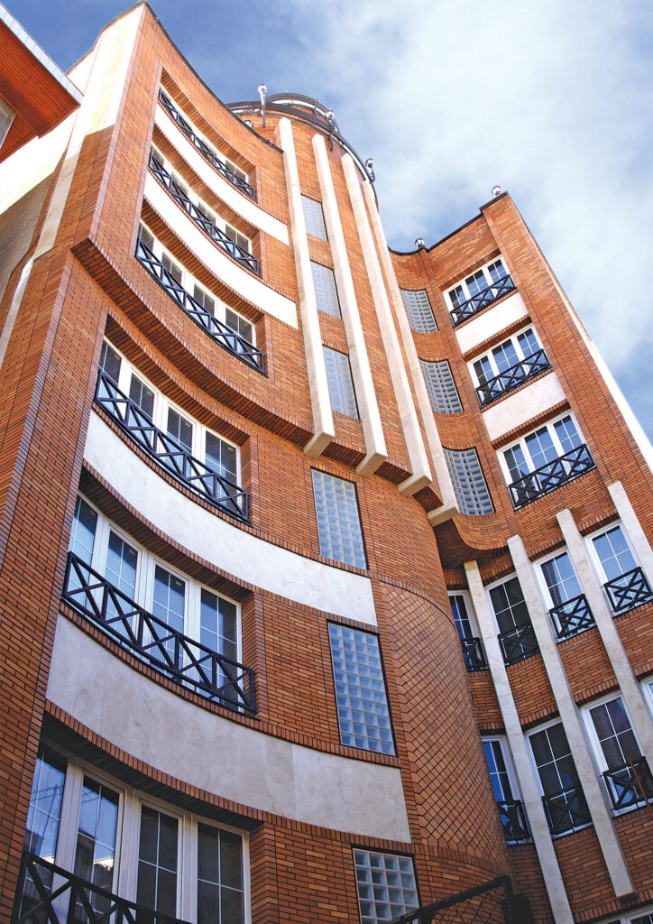 نمای ساختمان مدرن با آجر نسوز؛ ترکیب هنر، اصالت و تکنولوژی - 047 نمای ساختمان مدرن با آجر نسوز؛ ترکیب هنر، اصالت و تکنولوژی