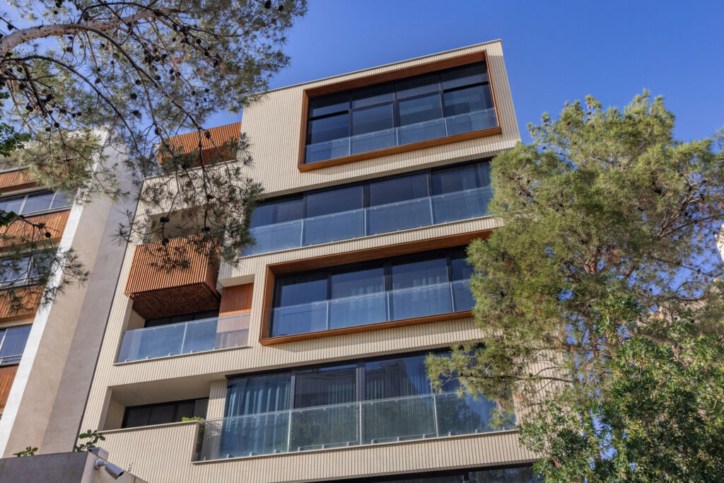 نمای ساختمان مدرن با آجر نسوز؛ ترکیب هنر، اصالت و تکنولوژی - 095A4595 تفاوت نمای ساختمان مدرن با آجر نسوز و مصالح دیگر