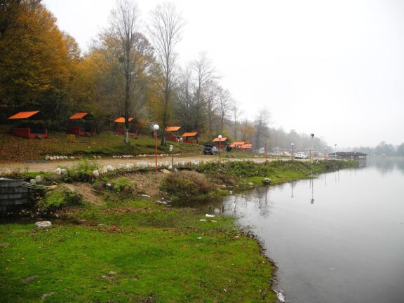 آجر آذرخش در رویان | انتخابی هوشمندانه برای نمای ویلا در دل جنگل و دریا