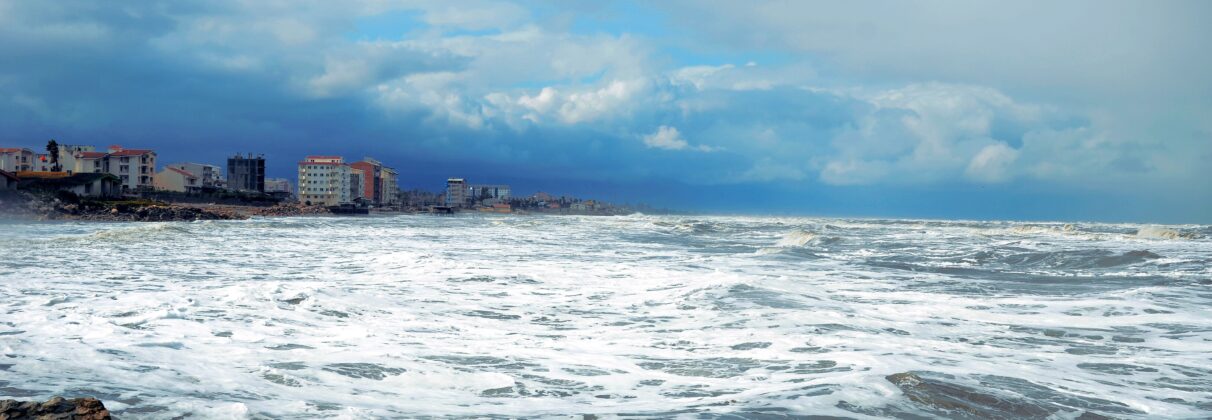 آجر آذرخش در نور | انتخابی ماندگار برای ویلاهای لوکس در قلب جنگل و دریا