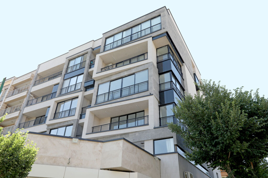 نمای ساختمان مدرن با آجر نسوز؛ ترکیب هنر، اصالت و تکنولوژی - 3A1A7284 مزایای استفاده از آجر نسوز در نمای ساختمان مدرن