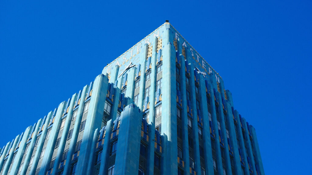 نمای ساختمان با رنگ آبی؛ انتخابی جسورانه و چشمنواز برای معماری مدرن - fy chang bLTVUgzbH I unsplash مزایای استفاده از نمای ساختمان با رنگ آبی