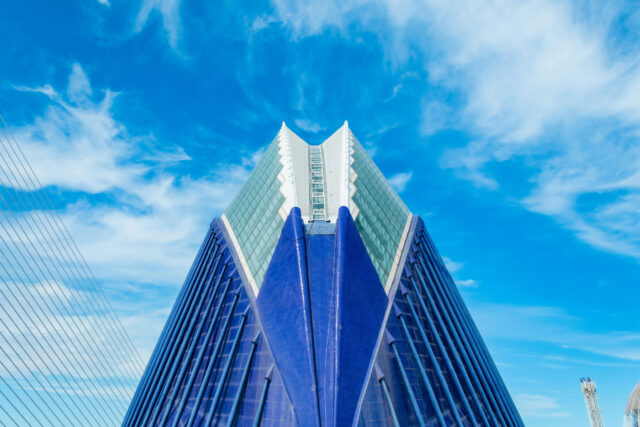 نمای ساختمان با رنگ آبی؛ انتخابی جسورانه و چشمنواز برای معماری مدرن - ivan henwood LdzsHY 6In4 unsplash نمای ساختمان با رنگ آبی؛ انتخابی جسورانه و چشمنواز برای معماری مدرن