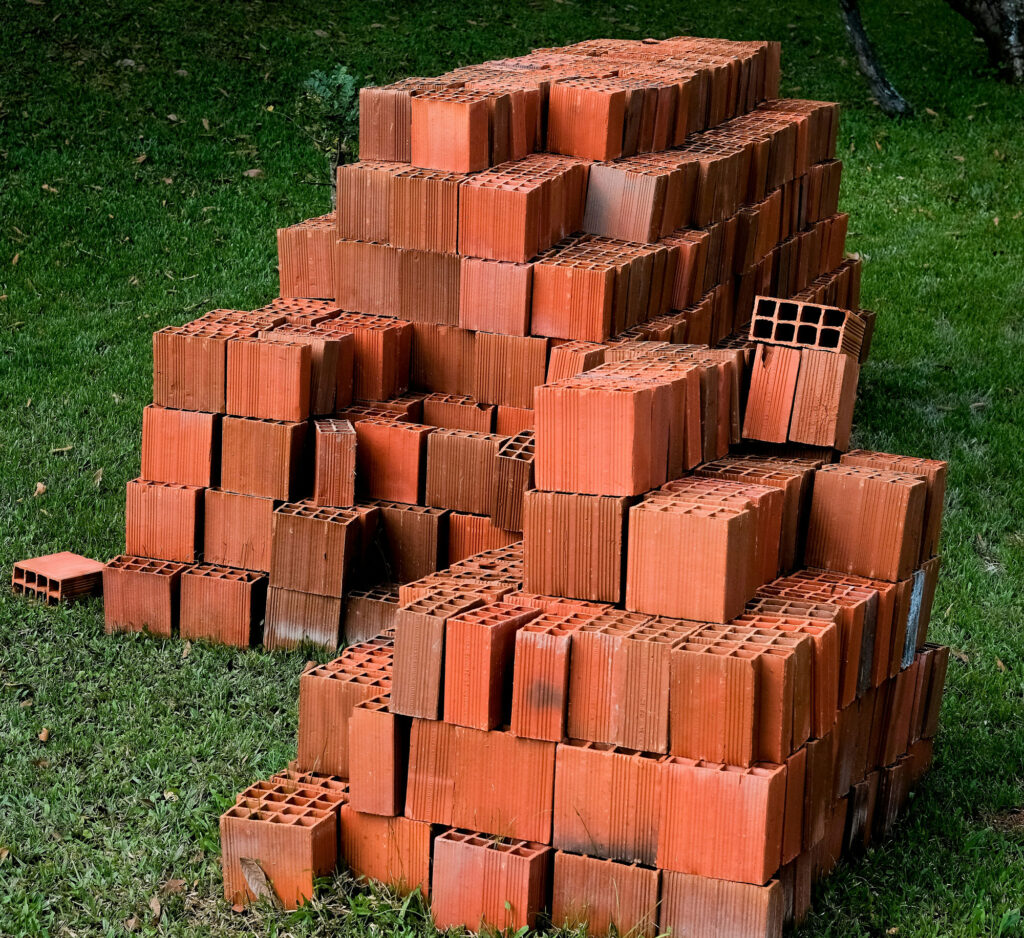 آجر سفالی؛ انتخابی سنتی با مزایایی مدرن - matt w newman TYiD9PaAHos unsplash مواد اولیه ساخت آجر سفالی