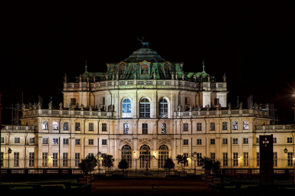 موقعیت و جهت‌گیری نور در نمای ساختمان