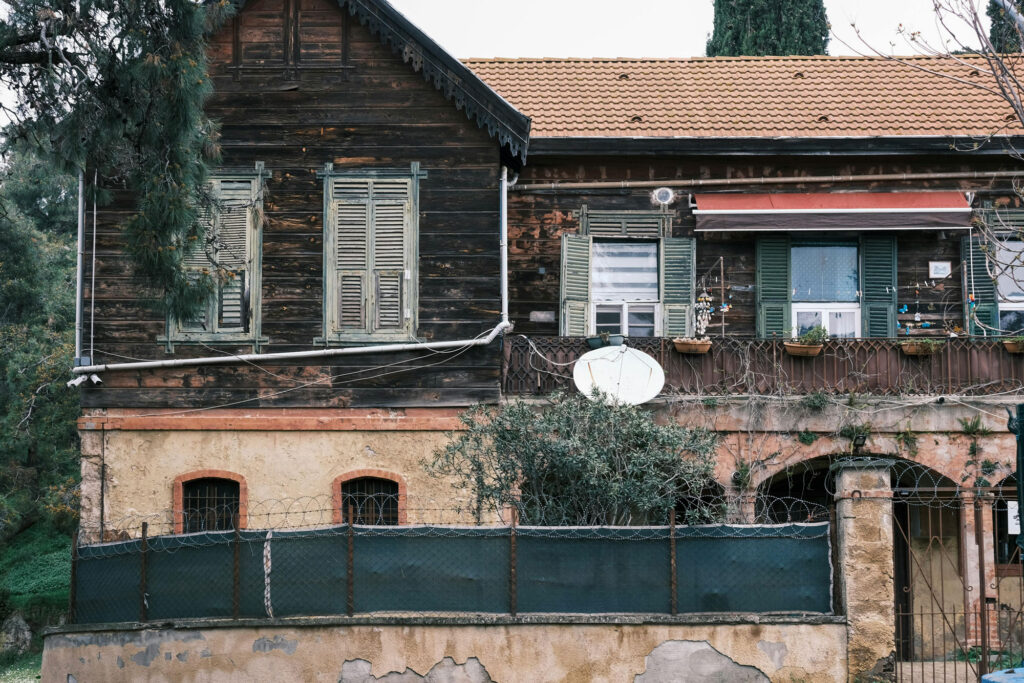 نکات بازسازی نمای قدیمی؛ رازهای نوسازی حرفهای با حفظ اصالت ساختمان - pexels muratak 31469331 نکات بازسازی نمای قدیمی در ساختمانهای تاریخی