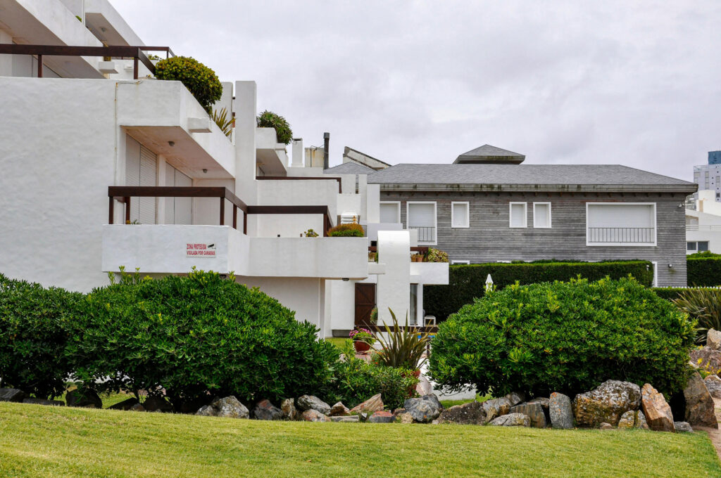 نمای بیرونی خانه مدرن؛ راهنمای کامل برای طراحی و اجرای یک نمای بینقص - pexels nikolai kolosov 35025621 سبکهای محبوب نمای بیرونی خانه مدرن