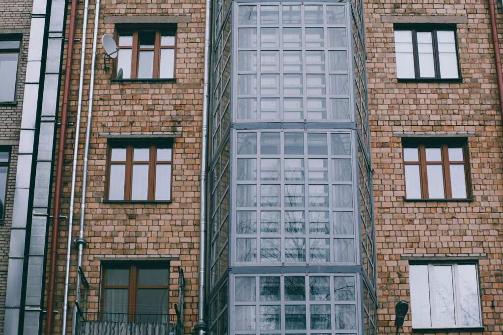 تأثیر نورپردازی در نمای ساختمان شیک با آجر نما