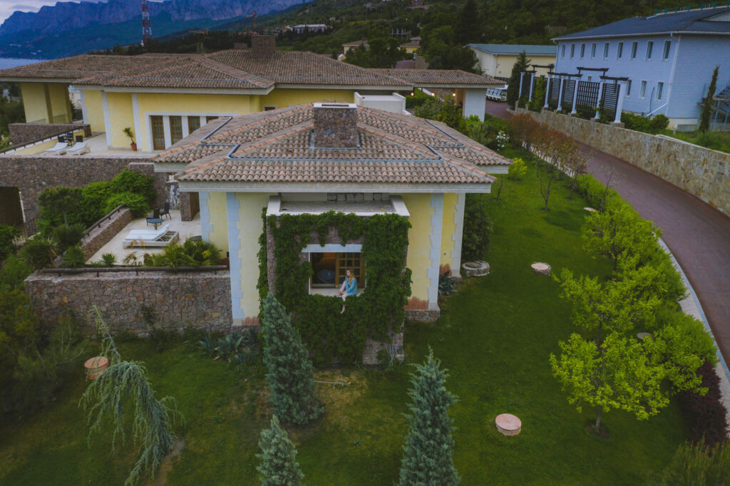 انتخاب رنگ نما برای خانه ویلایی – راهنمای کامل و تخصصی برای انتخاب بهترین رنگ نما - pexels yaroslav shuraev 4183504 اشتباهات رایج در انتخاب رنگ نما برای خانه ویلایی